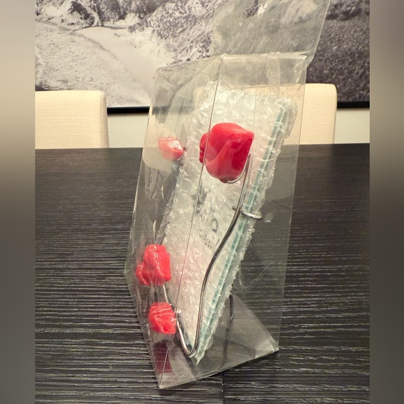 NEW Picture Frame Red Lips Silver Dimensional Whimsical Frame - Picture 3 of 4